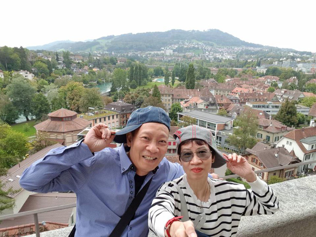 Người vợ suốt nhiều năm sống kín tiếng nhưng đến khi MC Lại Văn Sâm nghỉ hưu thì chị cũng xuất hiện nhiều hơn.