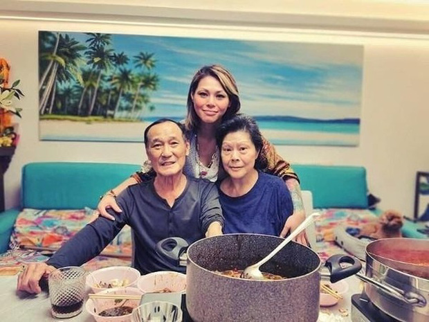 Trần Huệ Mẫn bên vợ và con gái khi về già. Sau nhiều năm lăn lộn trong giới giang hồ, ông đã chán cảnh chém giết, thanh trừng lẫn nhau mà chỉ muốn có cuộc sống bình yên cùng gia đình