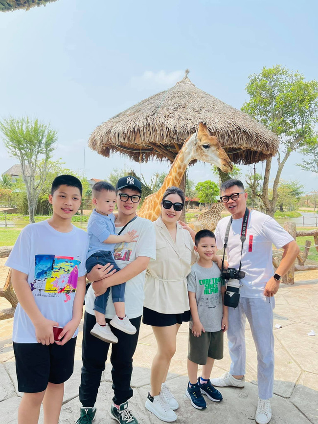 Gia đình hạnh phúc của MC Quang Minh.