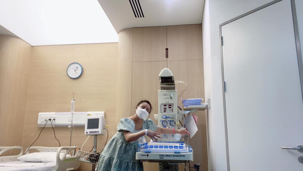 Nữ ca sĩ tươi tắn, chuẩn bị chu toàn mọi thứ để chào mừng thành viên mới