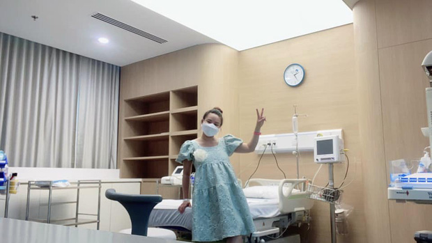 Do ảnh hưởng của dịch nên Vy Oanh luôn đeo khẩu trang cẩn thận, ông bà nội - ngoại chỉ có thể nhìn em bé qua màn hình điện thoại