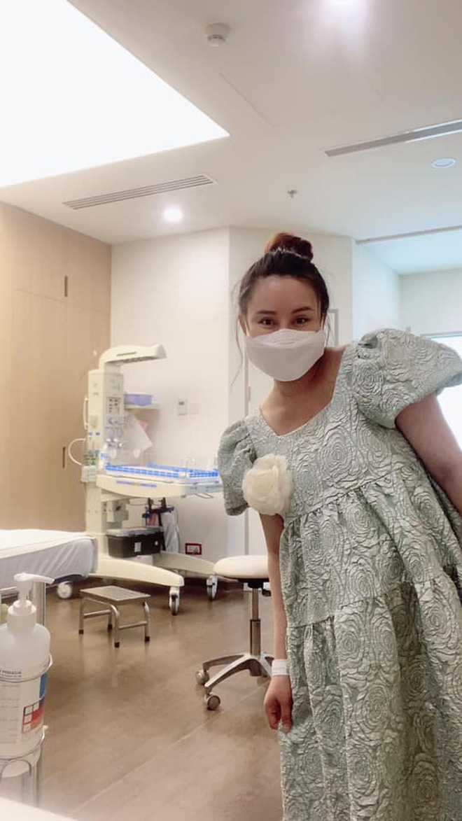 Theo thông tin được chia sẻ trên fanpage, Vy Oanh đã làm việc đến ngày cận kề sinh nở, cô còn chuẩn bị sắp xếp mọi thứ cho 2 con nhỏ trước khi nhập viện sinh nở