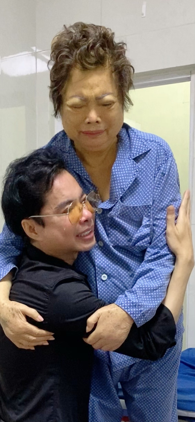 Mẹ ruột của danh ca Ngọc Sơn qua đời không liên quan đến dịch Covid-19. Tang lễ của bà diễn ra nhanh chóng, linh cữu được hoả táng vào hôm 12/7 và tro cốt đã được đưa về nhà