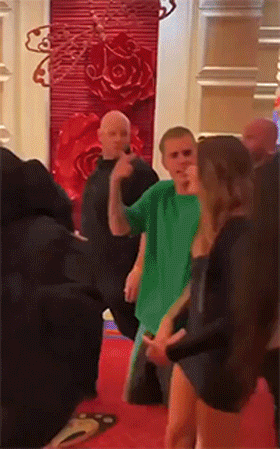 Dù nhiều người ra sức bênh vực và bảo vệ, cộng đồng mạng vẫn cho rằng hành động của Justin là thô lỗ và chỉ trích anh chàng