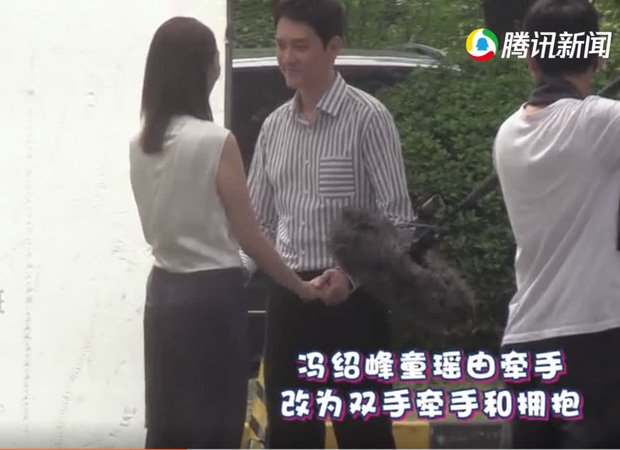 Cả 2 hết nắm tay