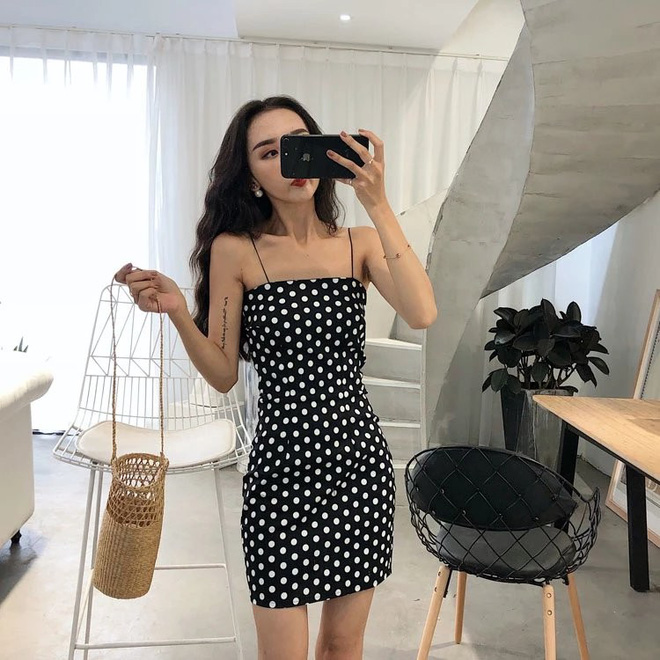 Không phải cứ bó sát thật sát thì mới khoe được body chuẩn xịn. Thay vì làm khó chính mình, chị em nên chọn những thiết kế ôm vừa đủ, vẫn khoe được đường cong vạn người mê mà đầy lôi cuốn khó chối từ