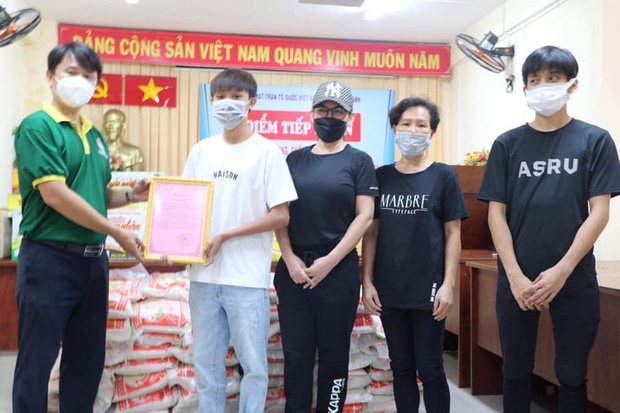 Phi Nhung và mẹ con Hồ Văn Cường cùng nhau âm thầm đi làm từ thiện trong lúc xảy ra lùm xùm gây xôn xao trên mạng xã hội