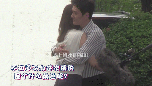 ... lại đến màn ôm ấp, xoa lưng thân mật, tuy nhiên đây cũng chỉ là hành động diễn xuất phục vụ cho cảnh phim