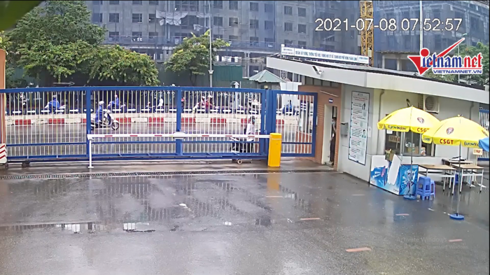 Camera ghi lại cảnh nam sinh đến điểm thi lúc 7h52 ngày 8/7. Ảnh: VietNamNet