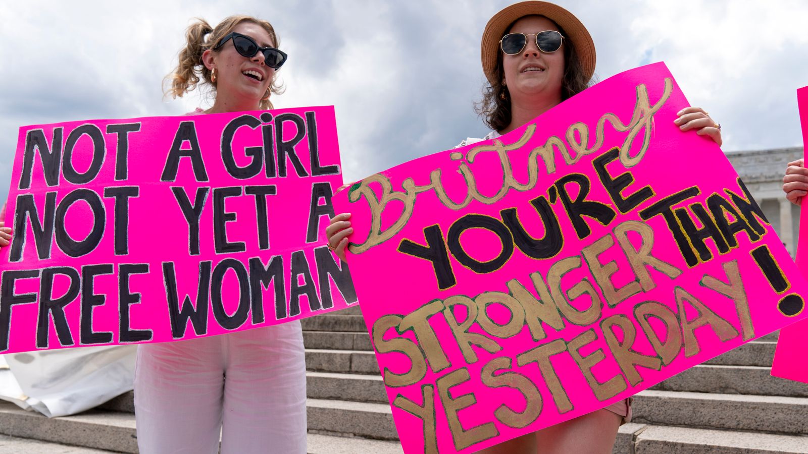 Người hâm mộ biểu tình đòi lại quyền tự do cho Britney Spears.