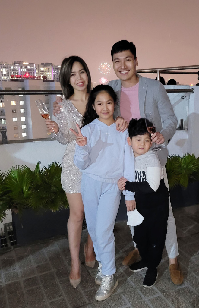 Ngoài thời gian làm việc, cả nhà nam diễn viên thường cùng nhau đi du lịch khắp nơi