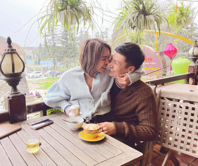 Nếu tính từ lúc mới quen biết đến hiện tại, cả hai đã ở bên nhau gần 2 thập kỷ nên rất thấu hiểu đối phương và cùng xây dựng tổ ấm đáng ngưỡng mộ