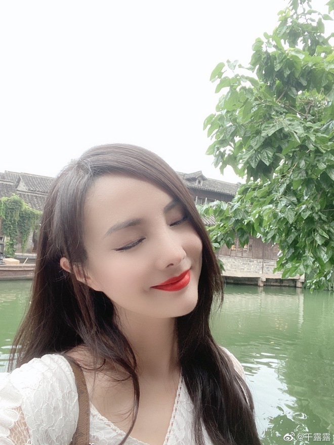 Trên MXH, Can Lộ Lộ thích khoe những tấm hình đi du lịch cùng bạn bè, người thân