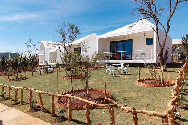 Lý Nhã Kỳ sở hữu khu resort rộng 7000m2 tại Đà Lạt, đây là nơi cô phục vụ mục đích kinh doanh và cho mẹ nghỉ ngơi