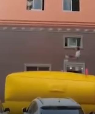 Thót tim cảnh giải cứu bé 15 tuổi nhảy lầu tự tử, sự tình phía sau khiến CĐM phẫn nộ - 3