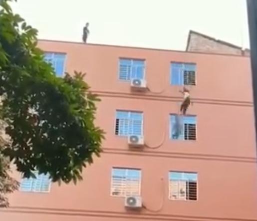 Thót tim cảnh giải cứu bé 15 tuổi nhảy lầu tự tử, sự tình phía sau khiến CĐM phẫn nộ - 1