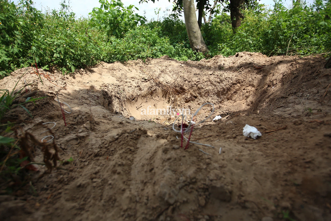 Hiện trường nơi Năng mang xác anh C. đi chôn tại một bãi đất gần bờ sông.