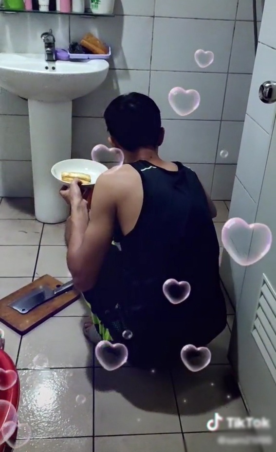  Anh cố gắng làm thật nhẹ để không khiến vợ thức giấc. (Ảnh: Chụp màn hình)