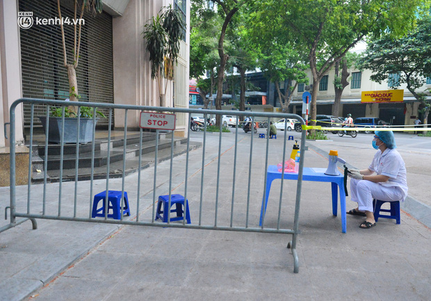 Cũng trong chiều nay, Cục Kỹ thuật an toàn và Môi trường công nghiệp, Bộ Công thương cũng có báo cáo về tình hình dịch bệnh Covid-19. Cụ thể, một trường hợp nghi F1 là ông P.T.H., công chức phòng An toàn Khoáng sản và Vật liệu nổ công nghiệp