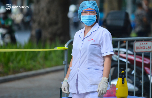 Sau đó ông N.Đ.M. vào Văn phòng Cục nộp hồ sơ cho Văn thư Cục, có đeo khẩu trang, giữ khoảng cách, nộp xong ra ngay, không trao đổi