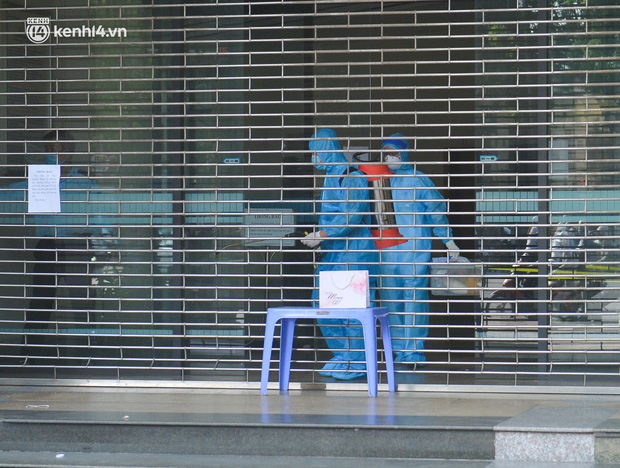 Cụ thể, khoảng 14h30 ngày 14/7, F0 N.Đ.M. đến Cục Kỹ thuật an toàn và Môi trường công nghiệp chuyển công văn, hồ sơ và được ông P.T.H. hướng dẫn tại bàn tiếp nhận hồ sơ khu vực tiền sảnh của Cục, khoảng 1-2 phút. Cả hai có đeo khẩu trang, giữ khoảng cách khi trao đổi công việc