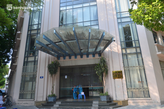 Theo ghi nhận của chúng tôi, chiều 16/7, Bộ Công Thương tạm thời phong tỏa tòa nhà 25 Ngô Quyền sau khi một ca dương tính từng tới đưa công văn