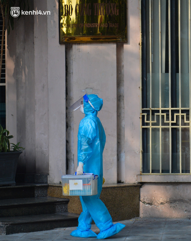 Được biết, trong thời gian từ chiều 14/7 đến nay, ông P.T.H, thường xuyên tiếp xúc gần với các công chức trong phòng, một số người cùng cơ quan, đi ăn cơm trưa nhà ăn của Bộ (23 Ngô Quyền), sử dụng chung thang máy khu vực liên cơ 25 Ngô Quyền