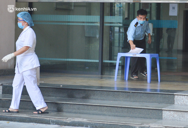 Nhân viên trong trụ sở phải đưa giấy tờ qua một chiếc bàn trung gian ngoài cửa để tránh tiếp xúc