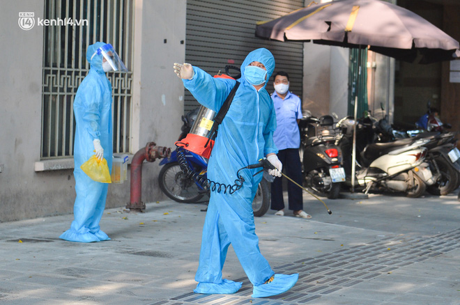 Khoảng 16h00, lực lượng y tế có mặt ở trụ sở để phun khử khuẩn