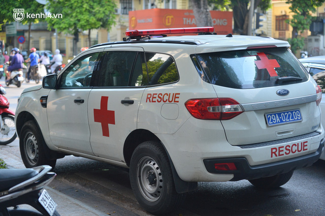 Lực lượng y tế rời đi sau khi phun khử khuẩn