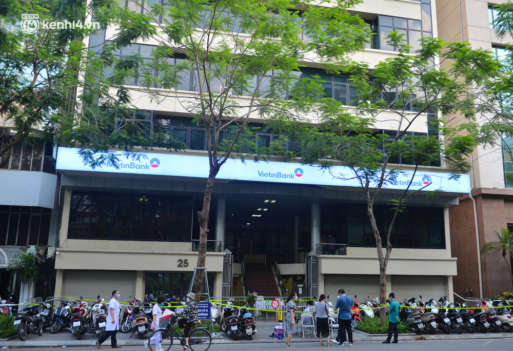 Theo ghi nhận của chúng tôi, chiều 16/7, tại tòa nhà 25 Lý Thường Kiệt (Ngân hàng Vietinbank, phường Phan Chu Trinh, Hoàn Kiếm, Hà Nội), lực lượng chức năng đang tiến hành phong toả để phòng chống dịch Covid-19