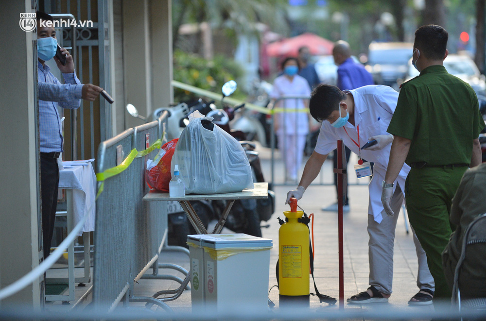 Theo thông tin ban đầu, một nhân viên trong tòa nhà đi khám tại bệnh viện có kết quả ban đầu dương tính SARS-CoV-2