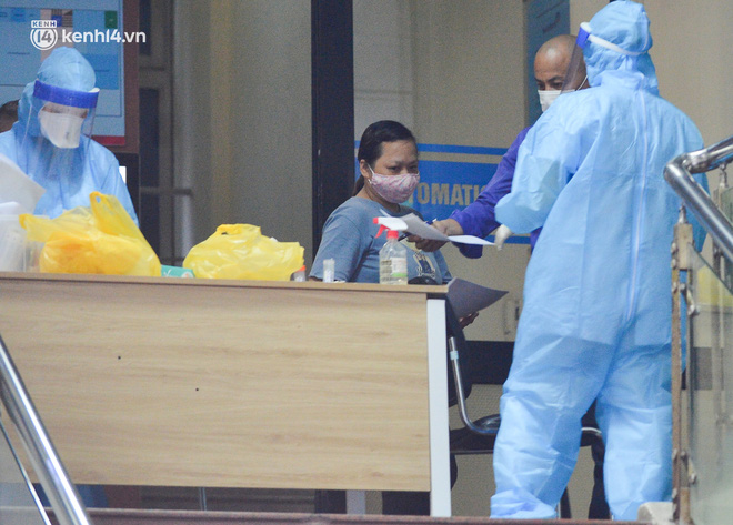 Các nhân viên trong toà nhà sẽ khai báo y tế trước khi được lấy mẫu xét nghiệm