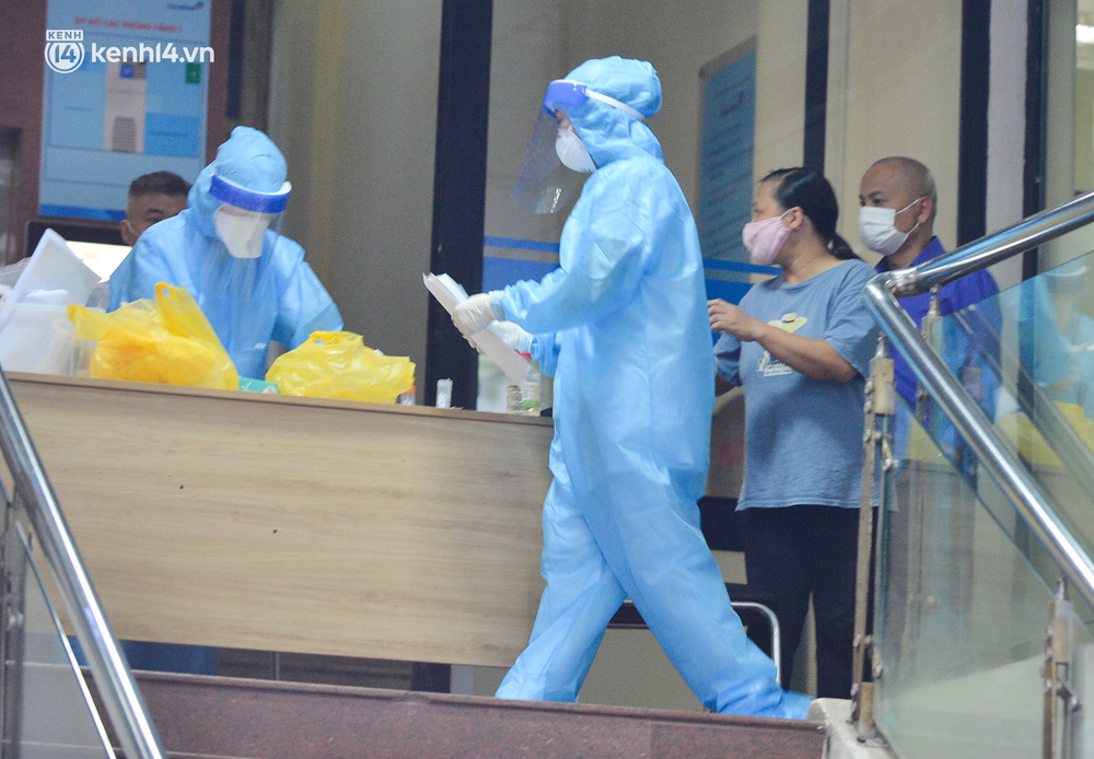 Cũng trong chiều nay, lực lượng y tế đang tiến hành lấy mẫu xét nghiệm cho toàn bộ nhân viên tại tòa nhà Ngân hàng Vietinbank