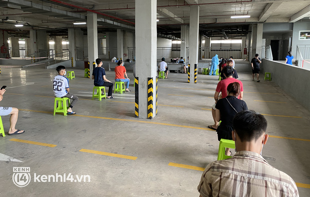 Người dân tại một chung cư ở TP. Dĩ An được lấy mẫu xét nghiệm tầm soát Covid-19