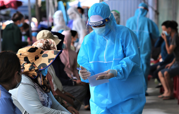 Nhân viên y tế ở Đà Nẵng điều tra dịch tễ, lấy mẫu xét nghiệm cho người dân