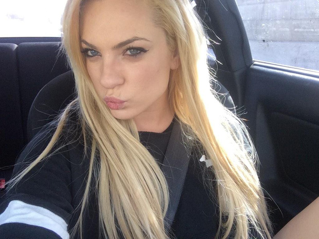 Dù có sự nghiệp thành công nhưng Dahlia lại có cuộc sống không suôn sẻ, khổ đau vì bệnh tật