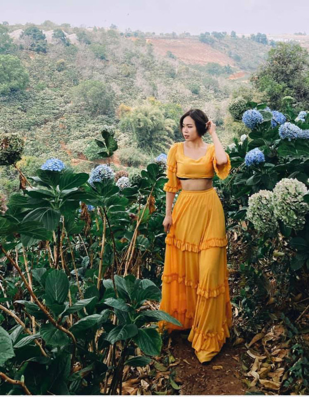 Là mẹ 2 con nhưnng cô vẫn rất tự tin phô diễn trọn vòng eo trong mỗi lần chụp ảnh 