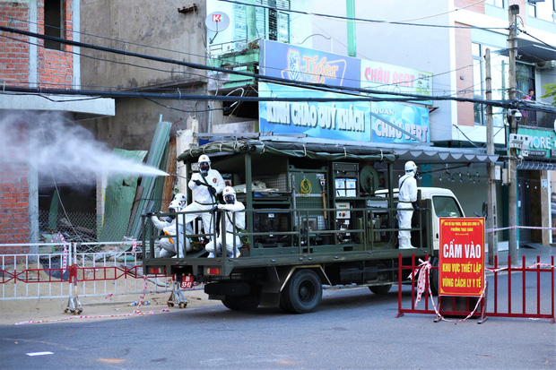 Phun thuốc khử khuẩn tại khu vực đang bị phong tỏa do dịch Covid-19