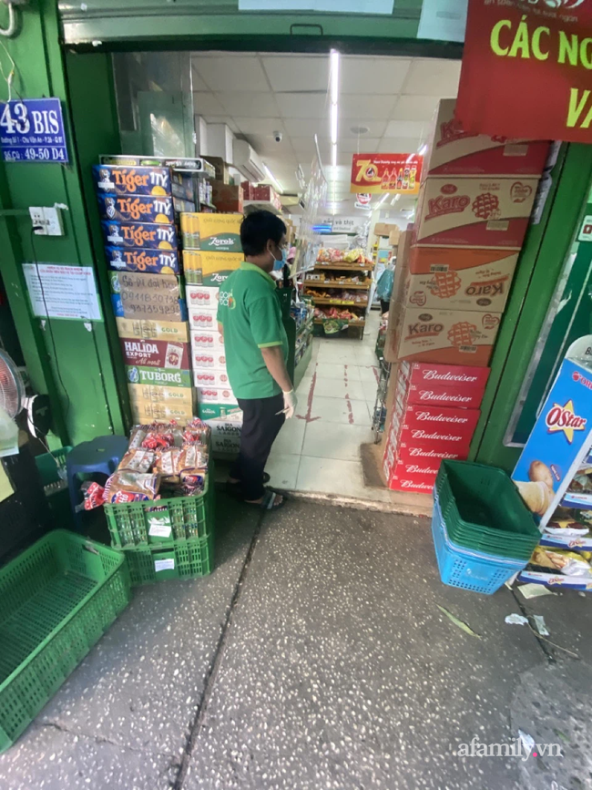 Người dân thường phải xếp hàng chờ đến lượt khi vào các siêu thị, cửa hàng tiện lợi những ngày giãn cách.