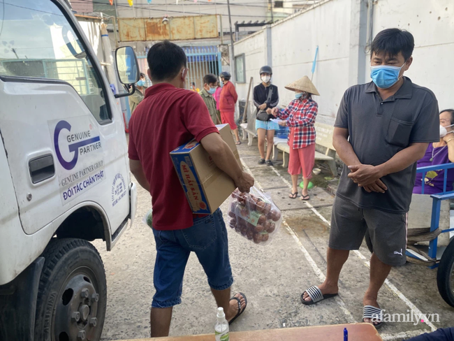 Người dân xếp hàng mua thực phẩm tại một điểm bán hàng bình ổn giá.