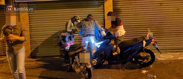 Tử tù được trinh sát mặc áo bảo hộ y tế để tránh lây lan dịch Covid-19