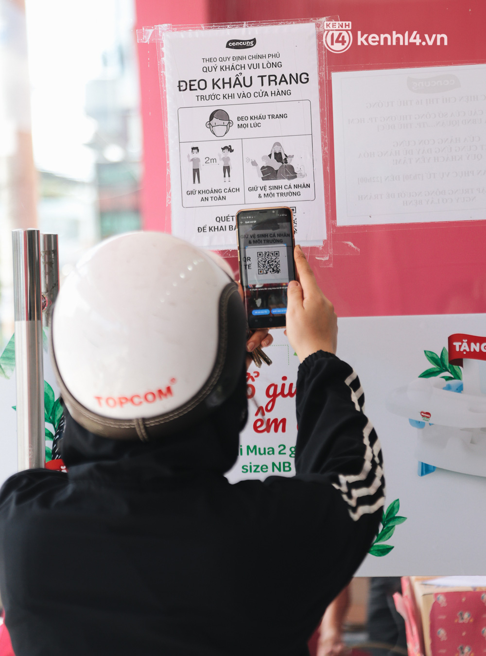 Khách hàng đến mua rau đều khai báo y tế đầy đủ để phòng chống dịch Covid-19