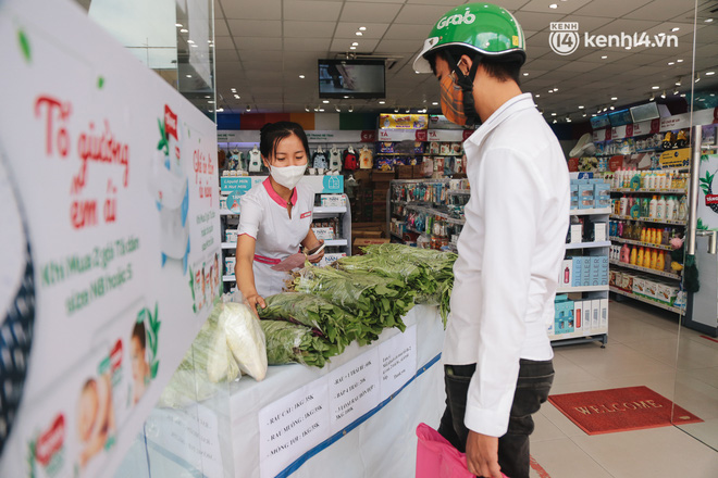 Người dân lựa chọn rau đã được phân chia sẵn, sau đó đưa nhân viên tính tiền