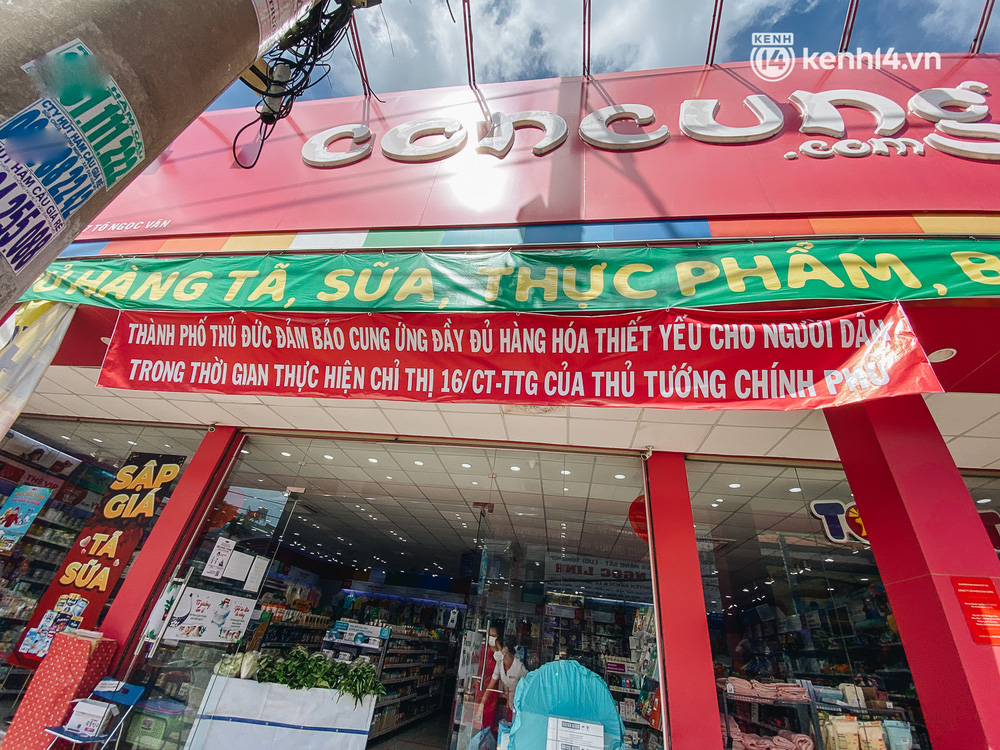 Cửa hàng Con Cưng chi nhánh đường Tô Ngọc Vân, TP. Thủ Đức bán rau củ ngay cửa ra vào để khách dễ nhận biếtCửa hàng Con Cưng chi nhánh đường Tô Ngọc Vân, TP. Thủ Đức bán rau củ ngay cửa ra vào để khách dễ nhận biết