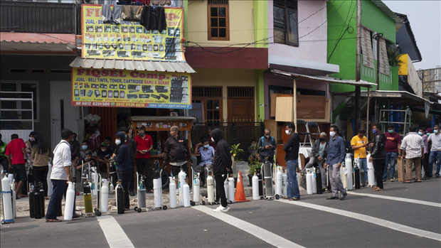 Người dân Indonesia đang đổ xô đi mua, tích trữ bình dưỡng khí khiến giá oxy tăng cao