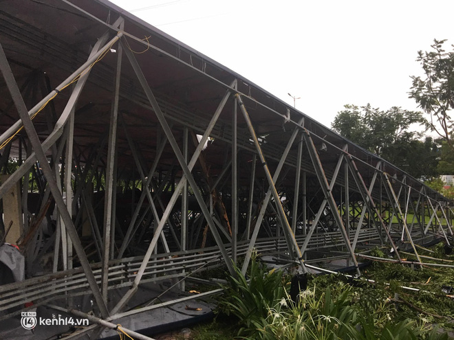 Trong cơn mưa, nhiều người dân sống gần công viên dưới chân cầu Sài Gòn nghe tiếng động rất lớn. Khi đi kiểm tra mọi người phát hiện một trụ và bảng quảng cáo có kích thước “khủng” trong công viên đã đổ ra đường