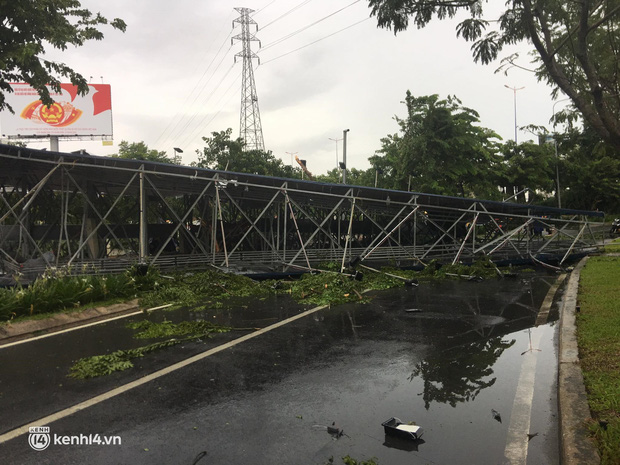 Tại hiện trường, phần trụ cao khoảng 40m, bảng quảng cáo dài khoảng 15m, cao khoảng 7m đổ ập ra đường. Toàn bộ biển quảng cáo chắn ngang đường. Rất may thời điểm này không trúng ai ngoài đường