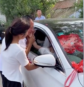  Ông chỉ chịu buông tay khi có người kéo ra. (Ảnh cắt từ clip)