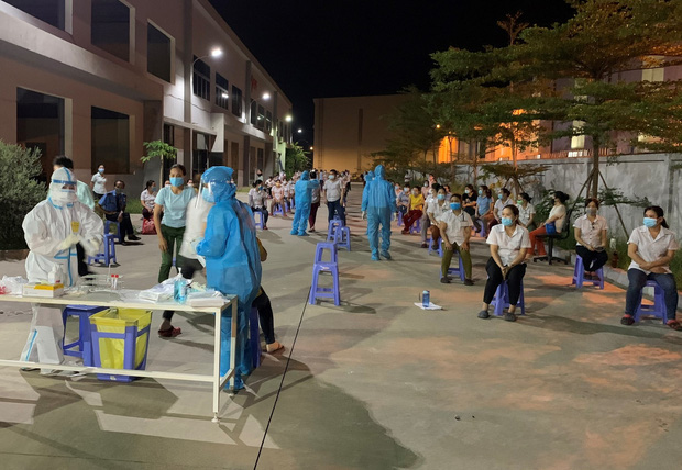 Lấy mẫu xét nghiệm Covid-19 cho các công nhân tại KCN Hòa Khánh (Đà Nẵng)